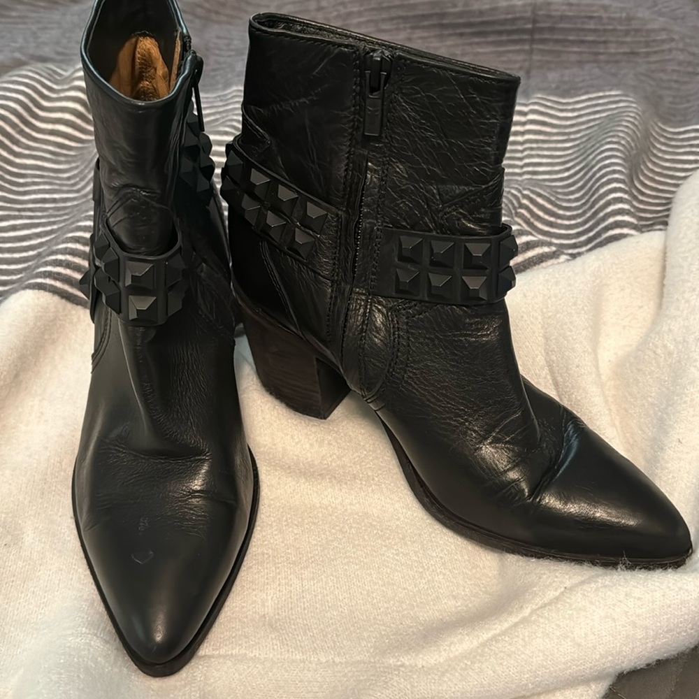 Frye 3470239 Black Leather Flynn Deco Stud Buckle Harness Ankle Booties W 6.5